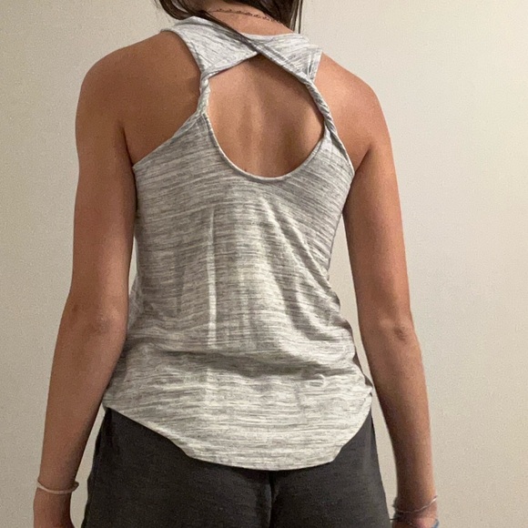 Soft twisted tank tops - Picture 10 of 12